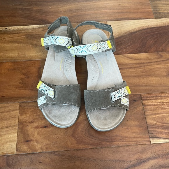 Women’s Clarks Comfort Sandals Strap Closure Gray Pattern Paddle Board 10 Teva - Picture 3 of 3